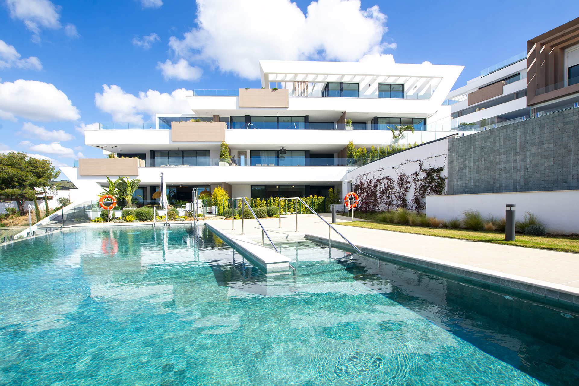 Exclusive apartment with a private garden and ocean views in Cabopino