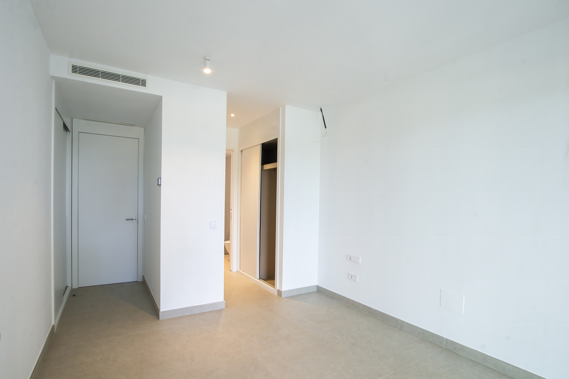 Exclusive apartment with a private garden and ocean views in Cabopino