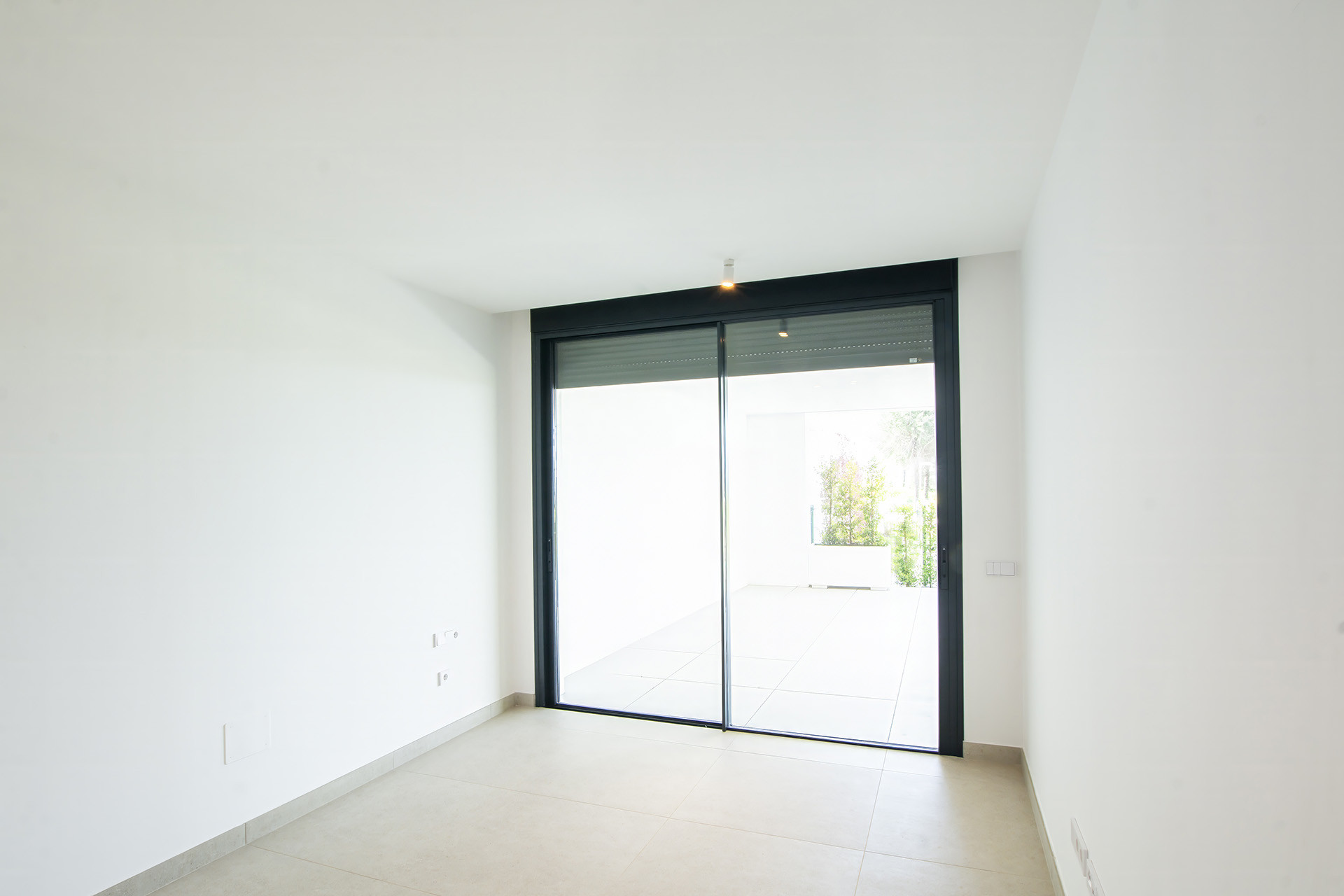 Exclusive apartment with a private garden and ocean views in Cabopino
