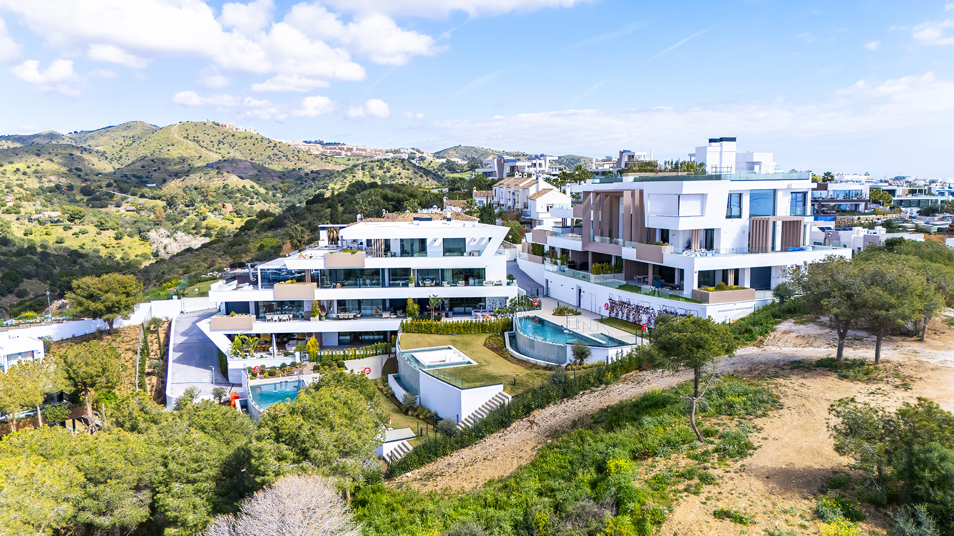 Exclusive apartment with a private garden and ocean views in Cabopino