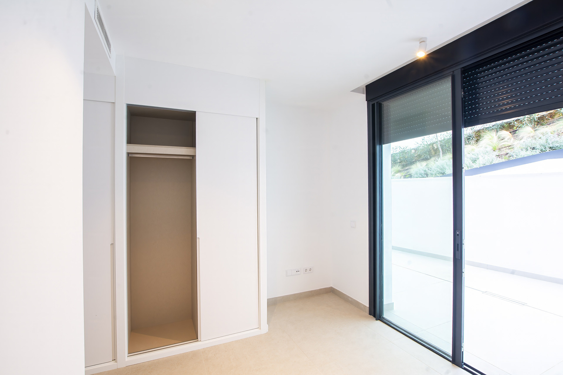 Exclusive apartment with a private garden and ocean views in Cabopino