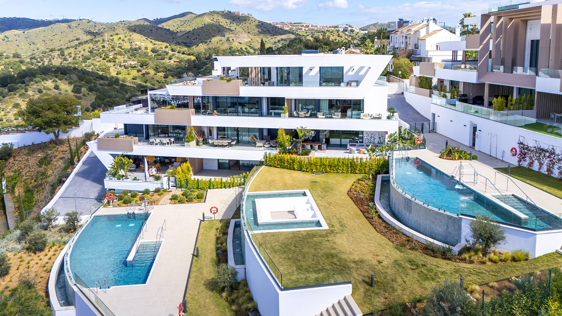 Exclusive apartment with a private garden and ocean views in Cabopino