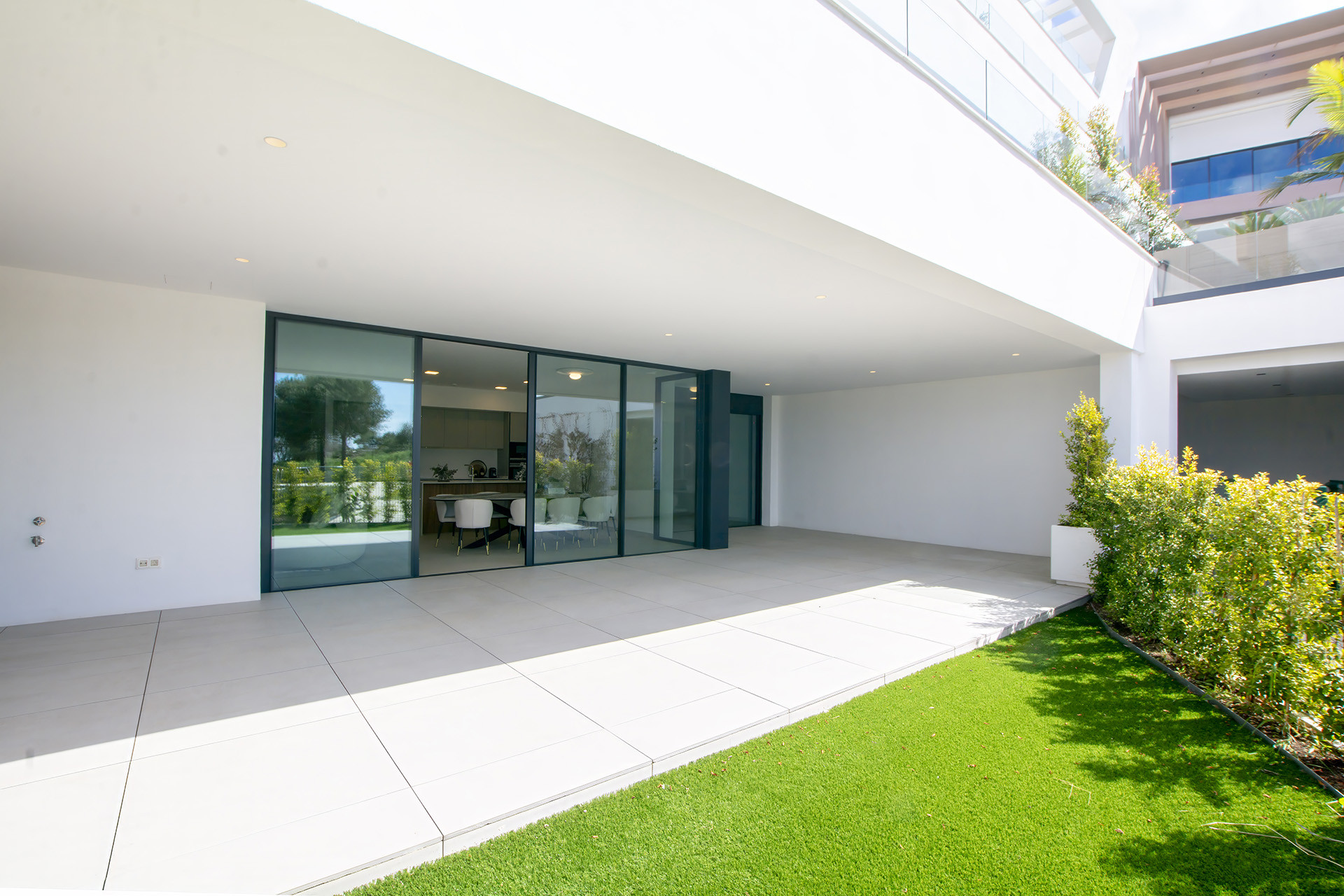 Exclusive apartment with a private garden and ocean views in Cabopino