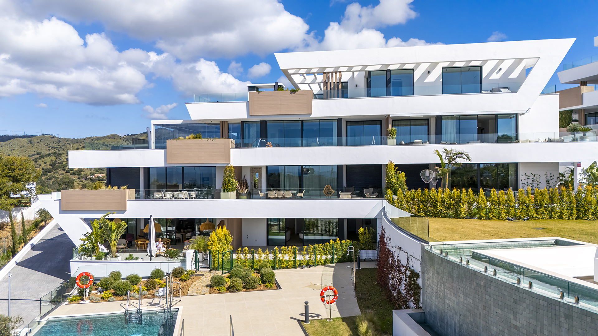 Exclusive apartment with a private garden and ocean views in Cabopino