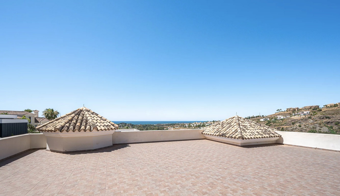 Spacious villa with breathtaking views to the Mediterranean, mountains and Atalaya Golf in La Alquería