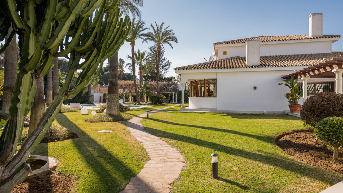 Andalusian-style villa a few meters from the Guadalmina Baja beach with a spectacular garden and majestic patio
