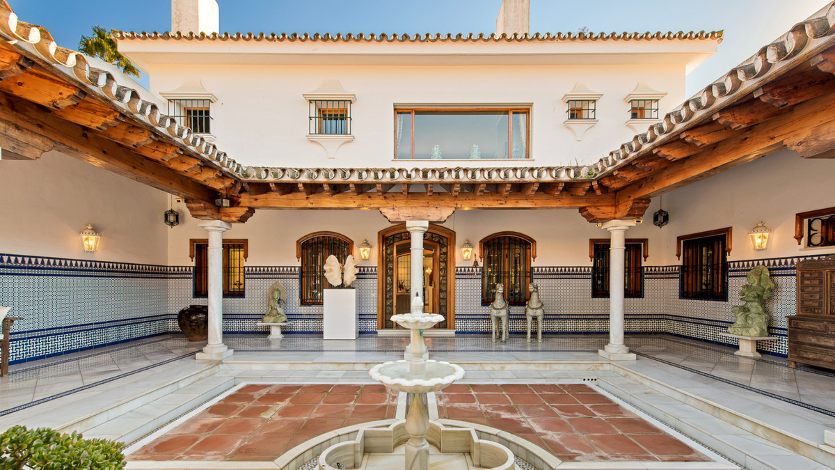 Andalusian-style villa a few meters from the Guadalmina Baja beach with a spectacular garden and majestic patio