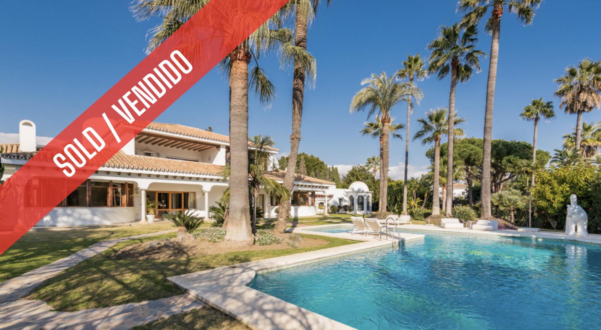 Villa de estilo tradicional andaluz situada a pocos metros de la playa de Guadalmina Baja con un espectacular jardín y un majestuoso patio andaluz