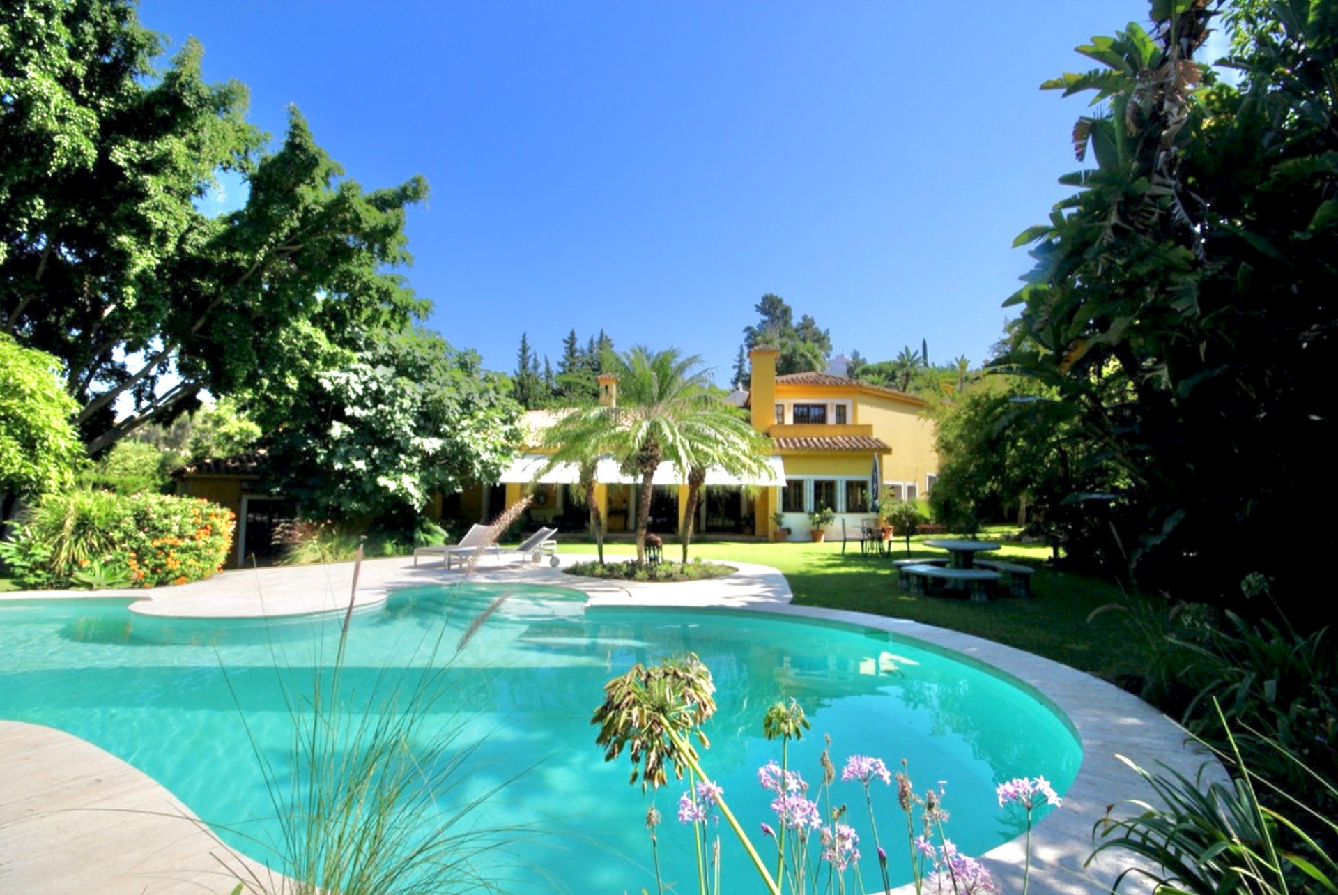 Amazing property set on a very private, almost 3.000 m2 plot, frontline golf at El Paraiso