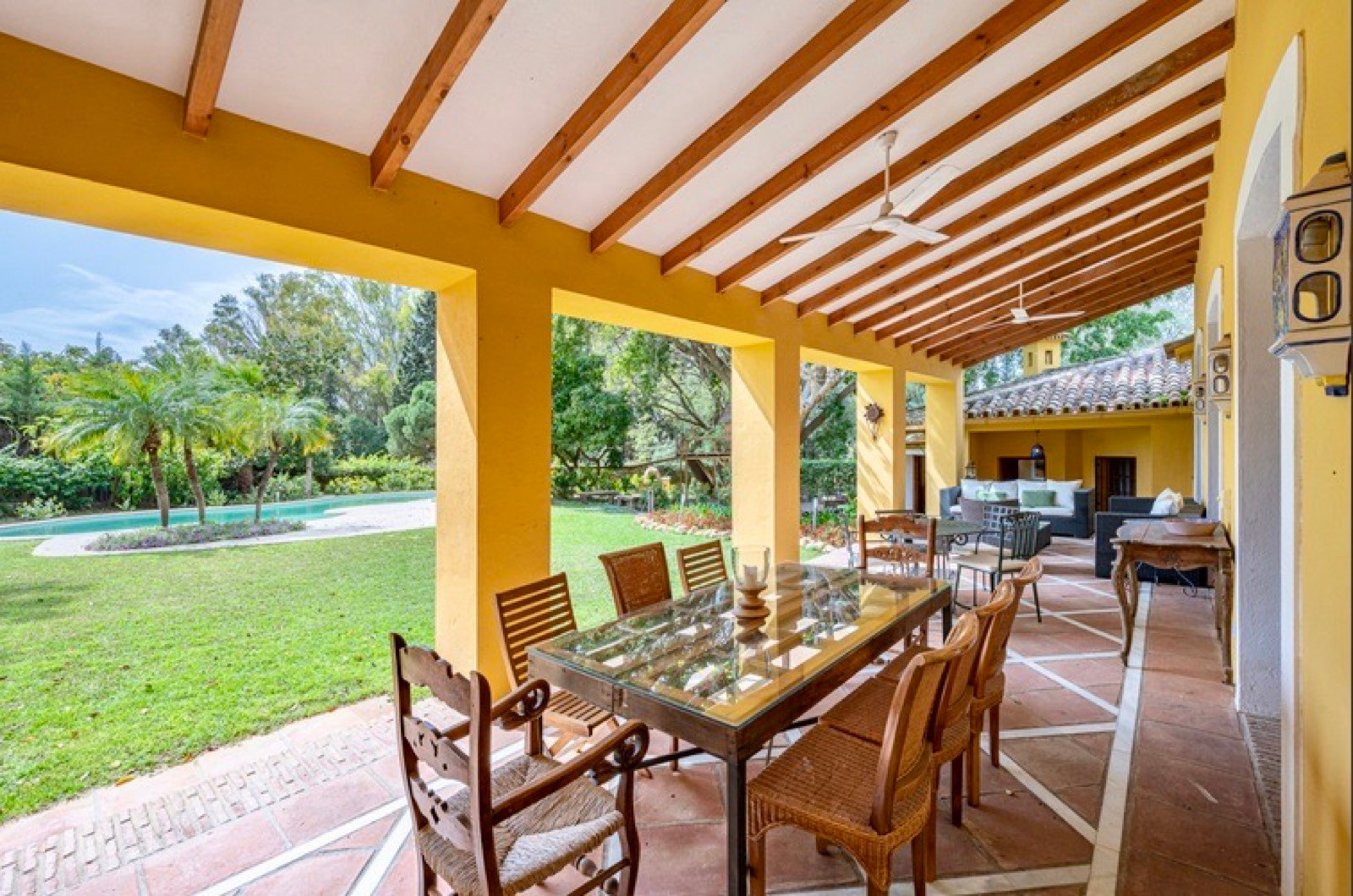 Beautiful family villa situated front line golf in El Paraiso