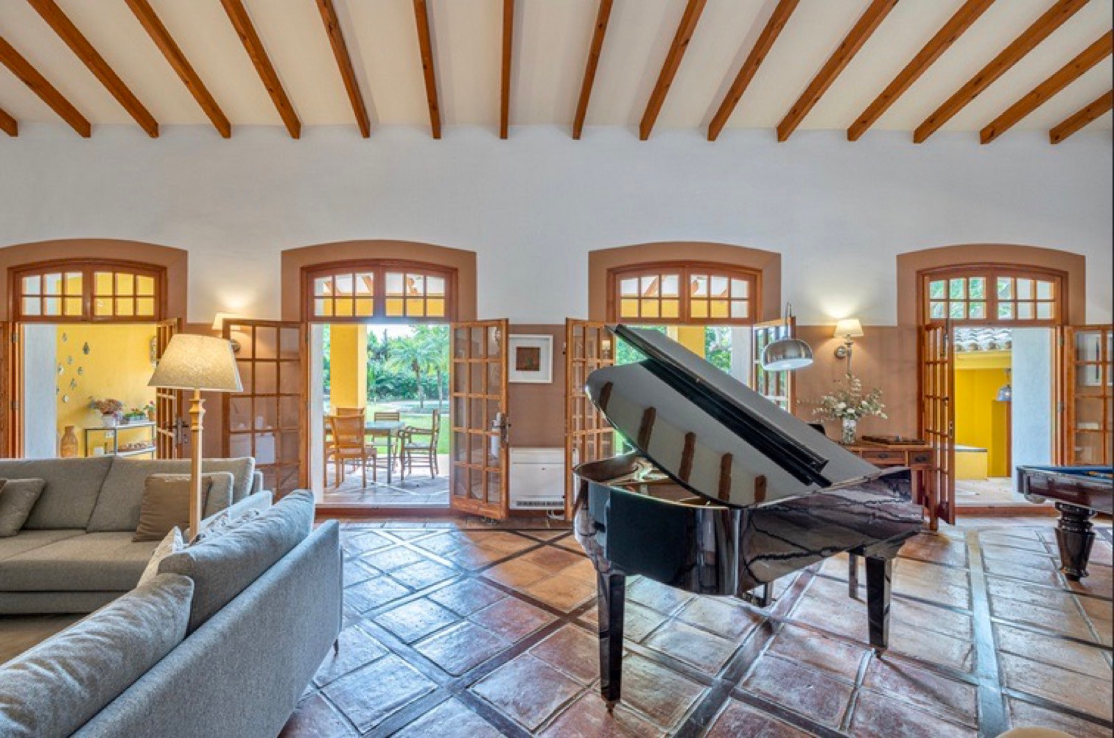 Beautiful family villa situated front line golf in El Paraiso