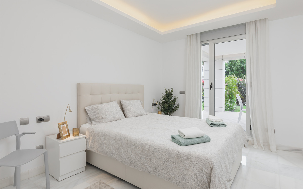 Fabulous brand new apartment in a newly built luxury development situated within 100m from the beach and the promenade of San Pedro and within easy walking distance to all the amenities