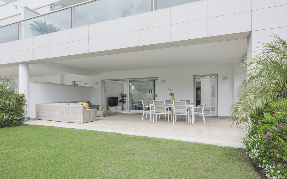 Fabulous brand new apartment in a newly built luxury development situated within 100m from the beach and the promenade of San Pedro and within easy walking distance to all the amenities