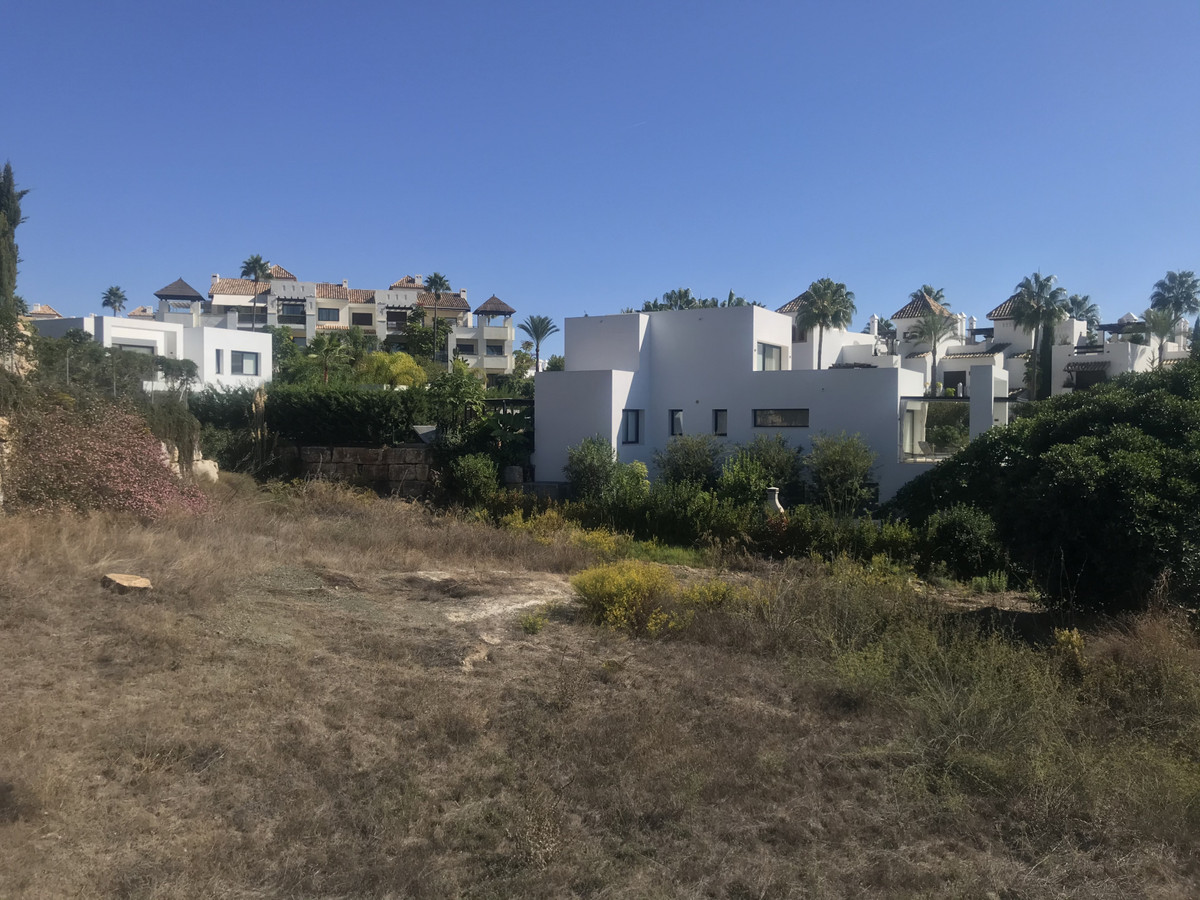 Great opportunity for investors. Very large villa in a very quiet dead end street in El Paraiso Alto, facing East. Good product for investor to continue with the building.