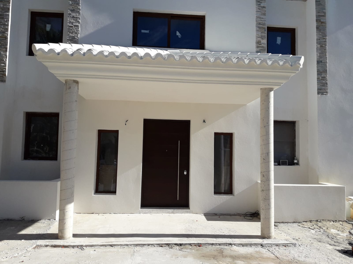 Very large villa under construction, situated in a very quiet end street in El Paraiso, facing East
