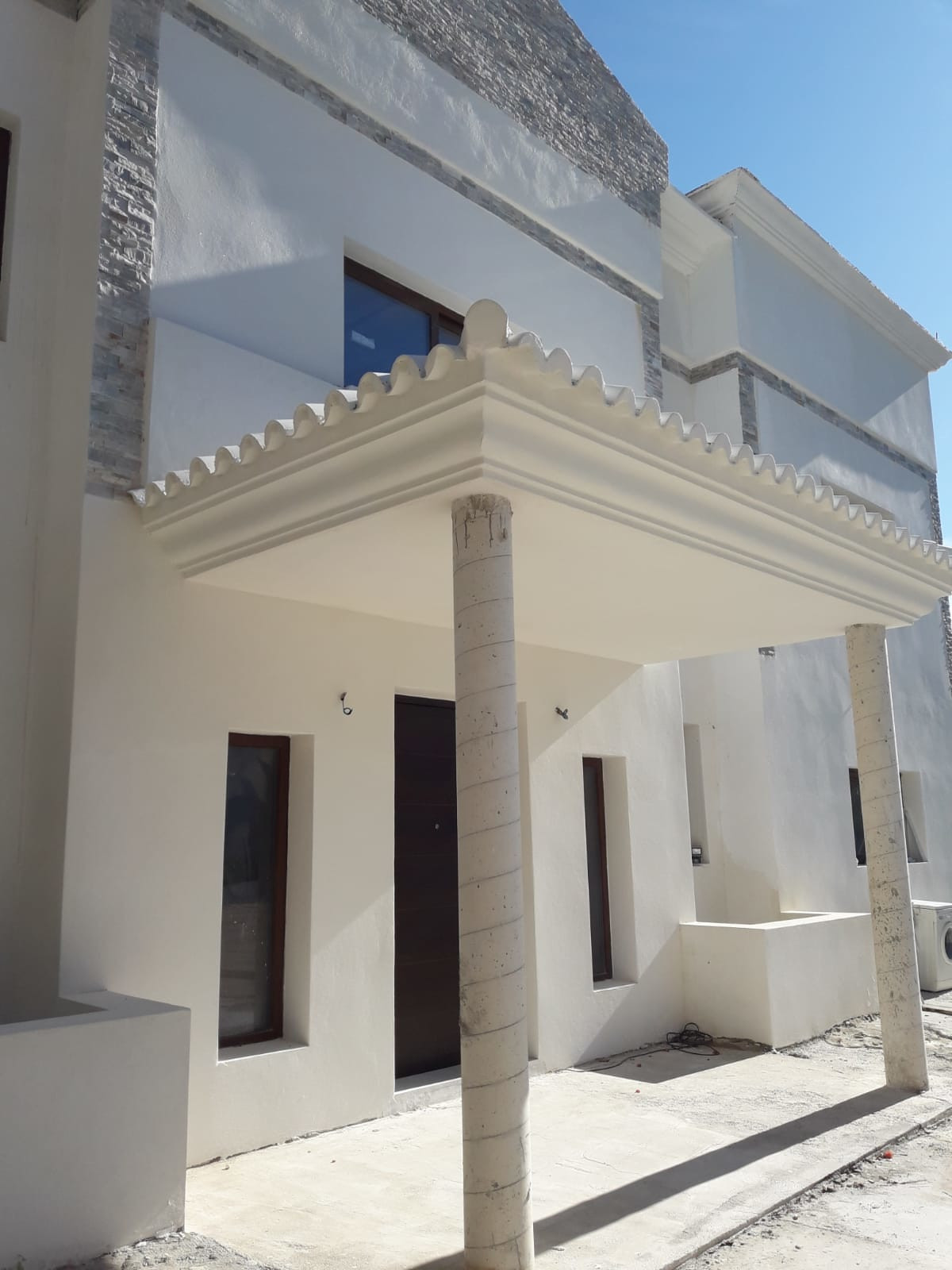 Very large villa under construction, situated in a very quiet end street in El Paraiso, facing East