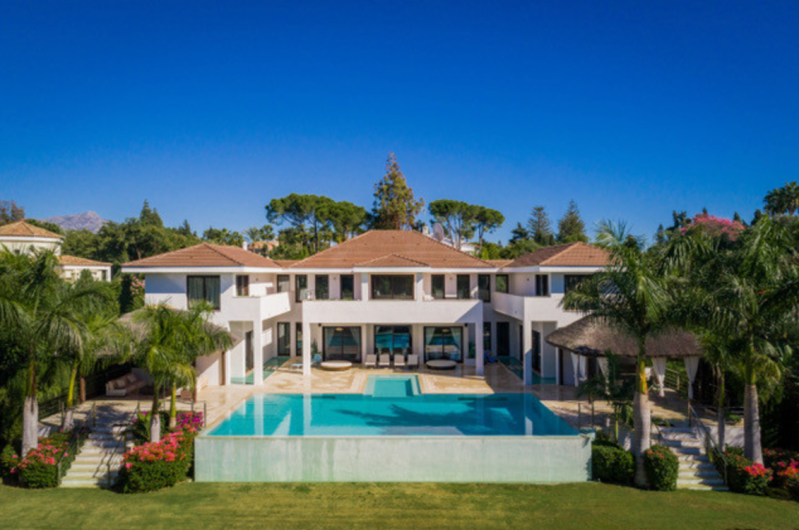 Grandiosa villa moderna situada en una de las urbanizaciones de lado playa más exclusivas , la propiedad se encuentra a cinco minutos andando de la playa de Guadalmina así como de su c