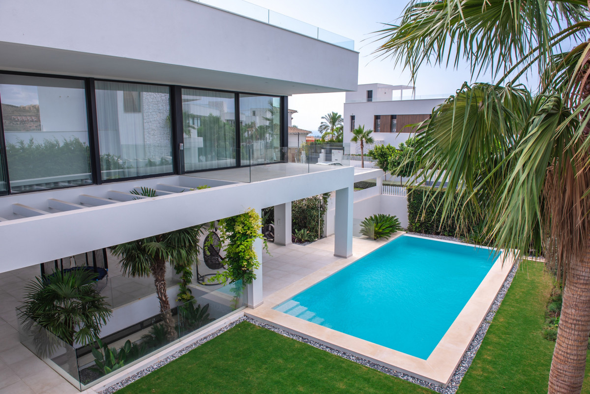 Fourteen luxury villas in an exclusive completed development in La Alqueria
