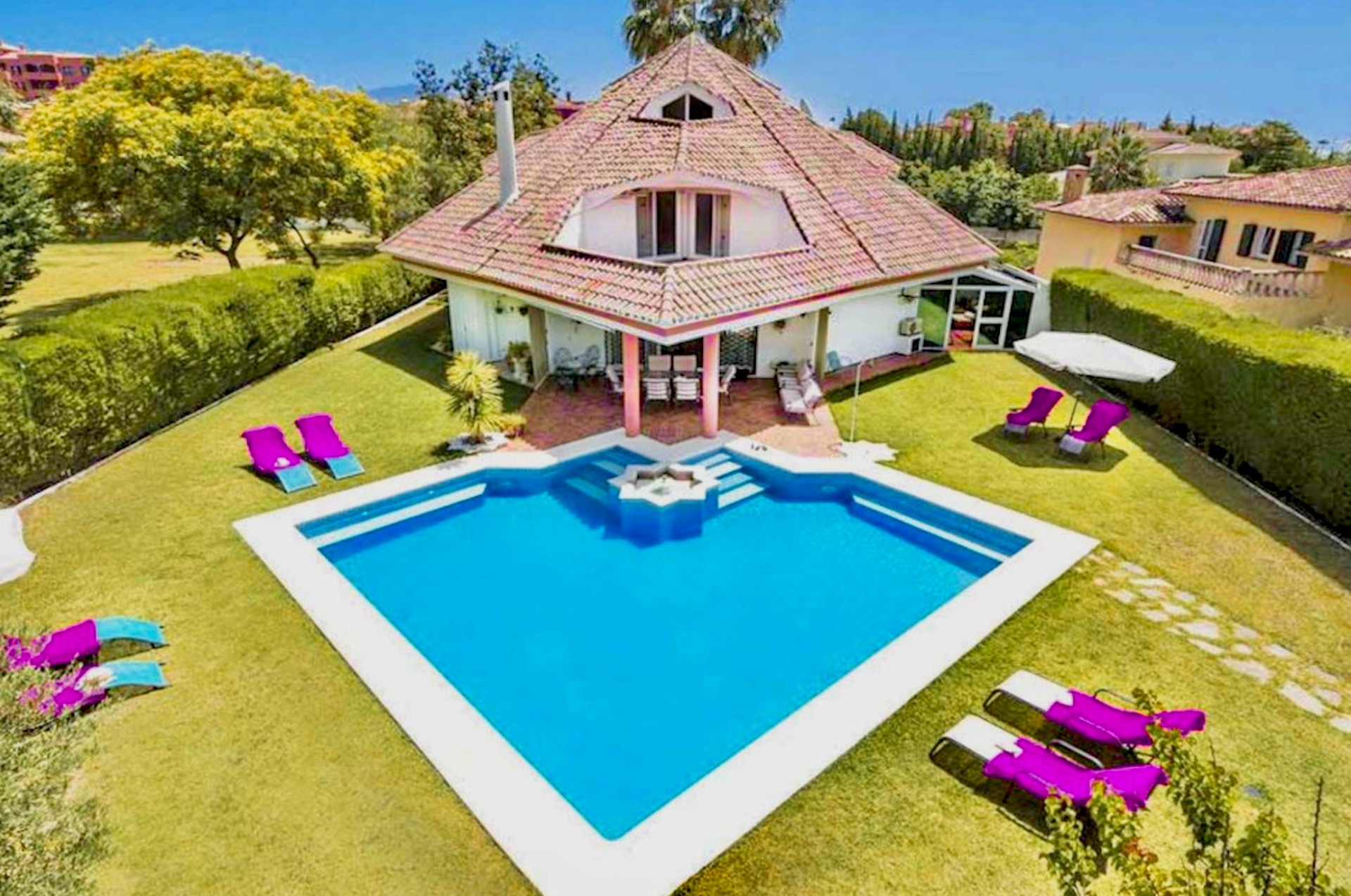 Villa au design original avec un grand terrain paysager et une belle piscine avec espace barbecue à Bel Air