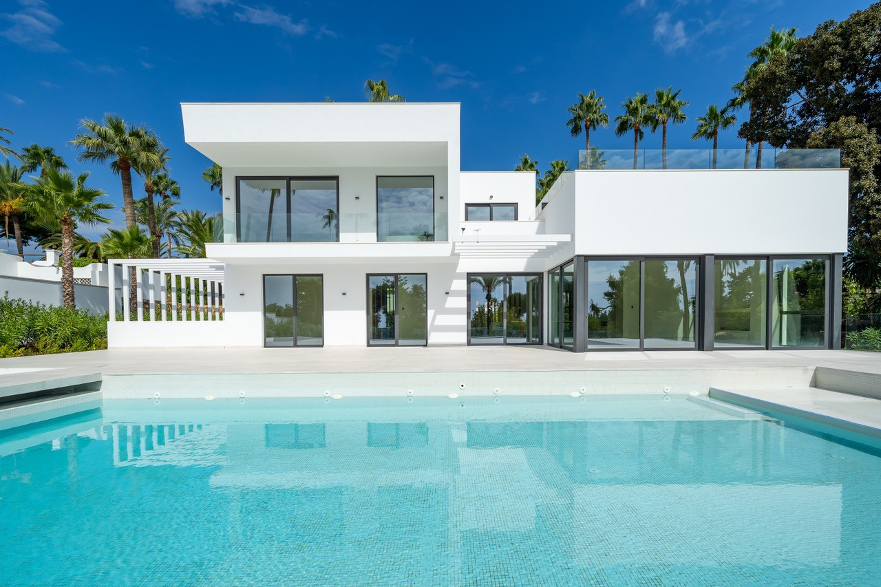 Beautiful contemporary style villa located next to El Paraiso Golf Club