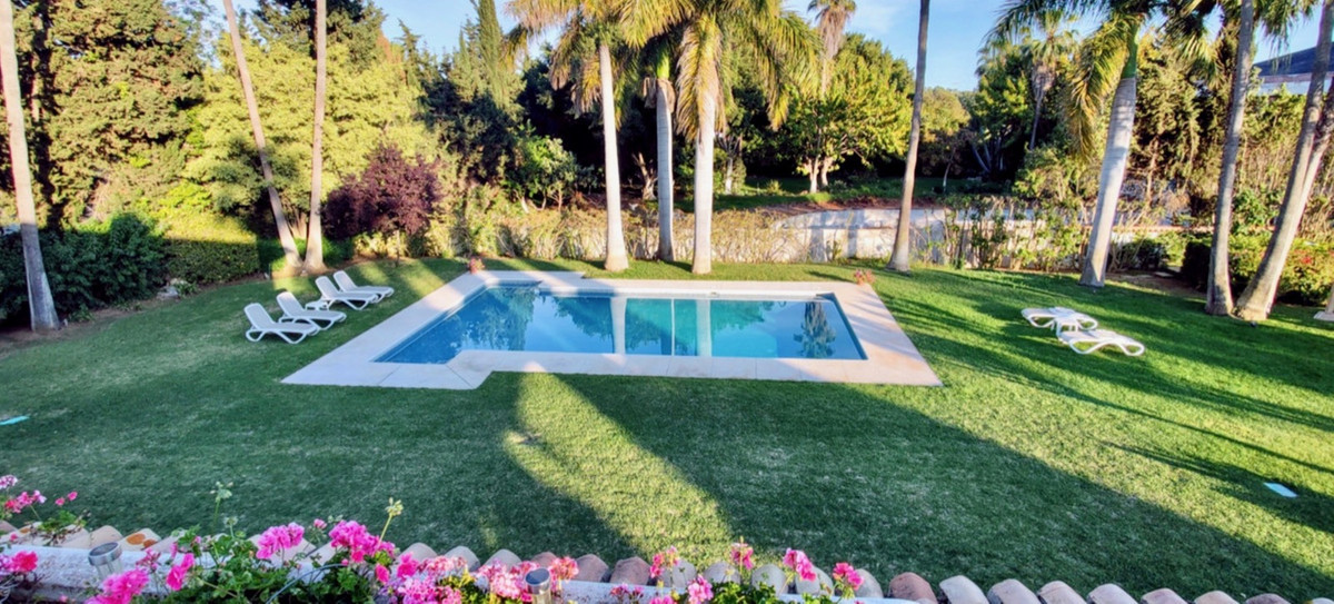 Beautiful villa located in a quiet street in the Guadalmina Baja urbanization on a 3,853 sqm plot with lots of privacy