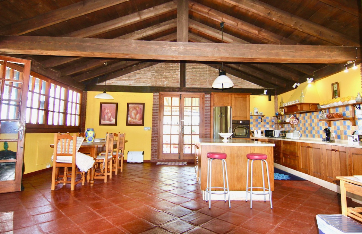 Beautiful rustic villa surrounded by a natural environment located at only 5 minutes from Estepona
