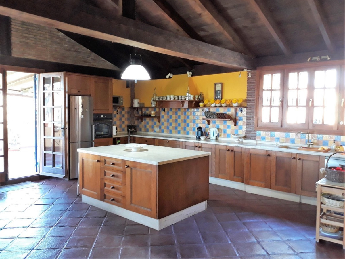 Beautiful rustic villa surrounded by a natural environment located at only 5 minutes from Estepona