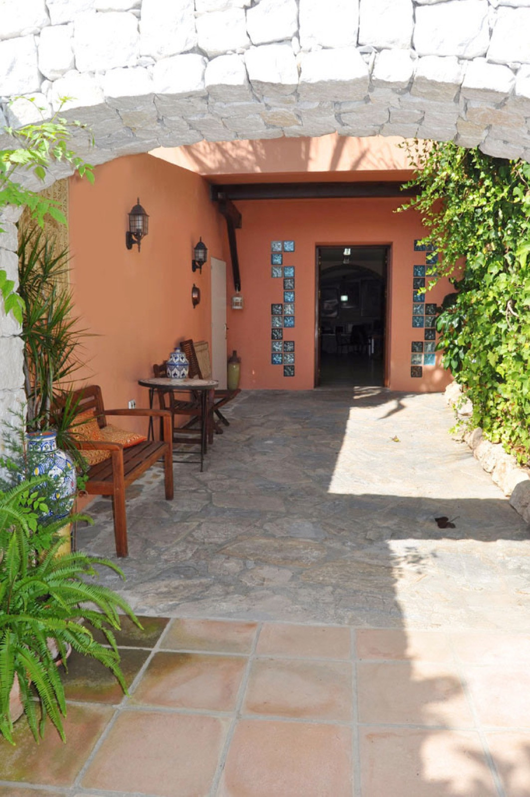 Villa with covered porch with wooden beams, garden with lighting and fruit trees, terraces with splendid views in Paraiso Barronal