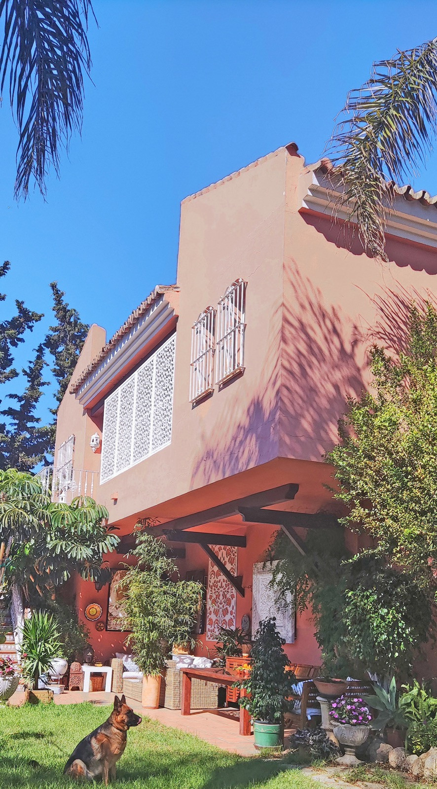 Villa with covered porch with wooden beams, garden with lighting and fruit trees, terraces with splendid views in Paraiso Barronal