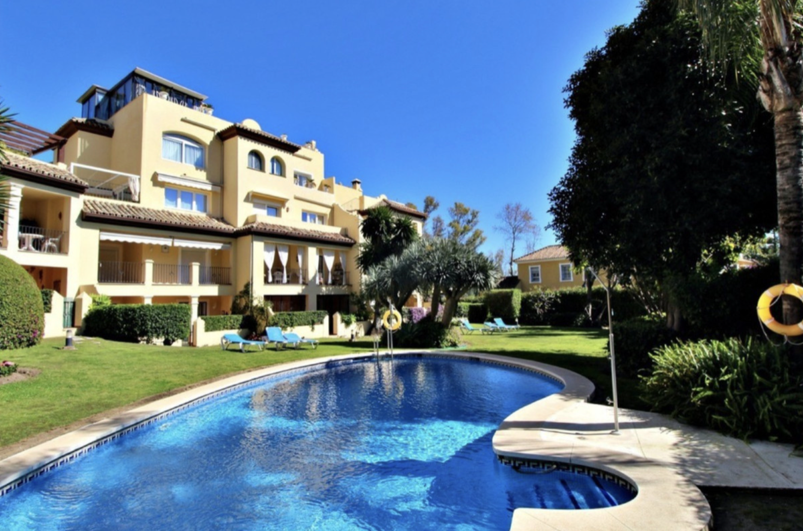 Lovely ground floor apartment on the first line of the Guadalmina Golf Course