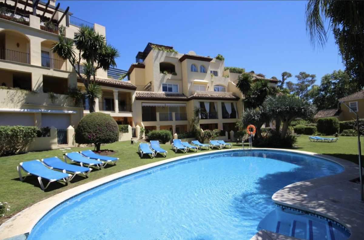 Lovely ground floor apartment on the first line of the Guadalmina Golf Course