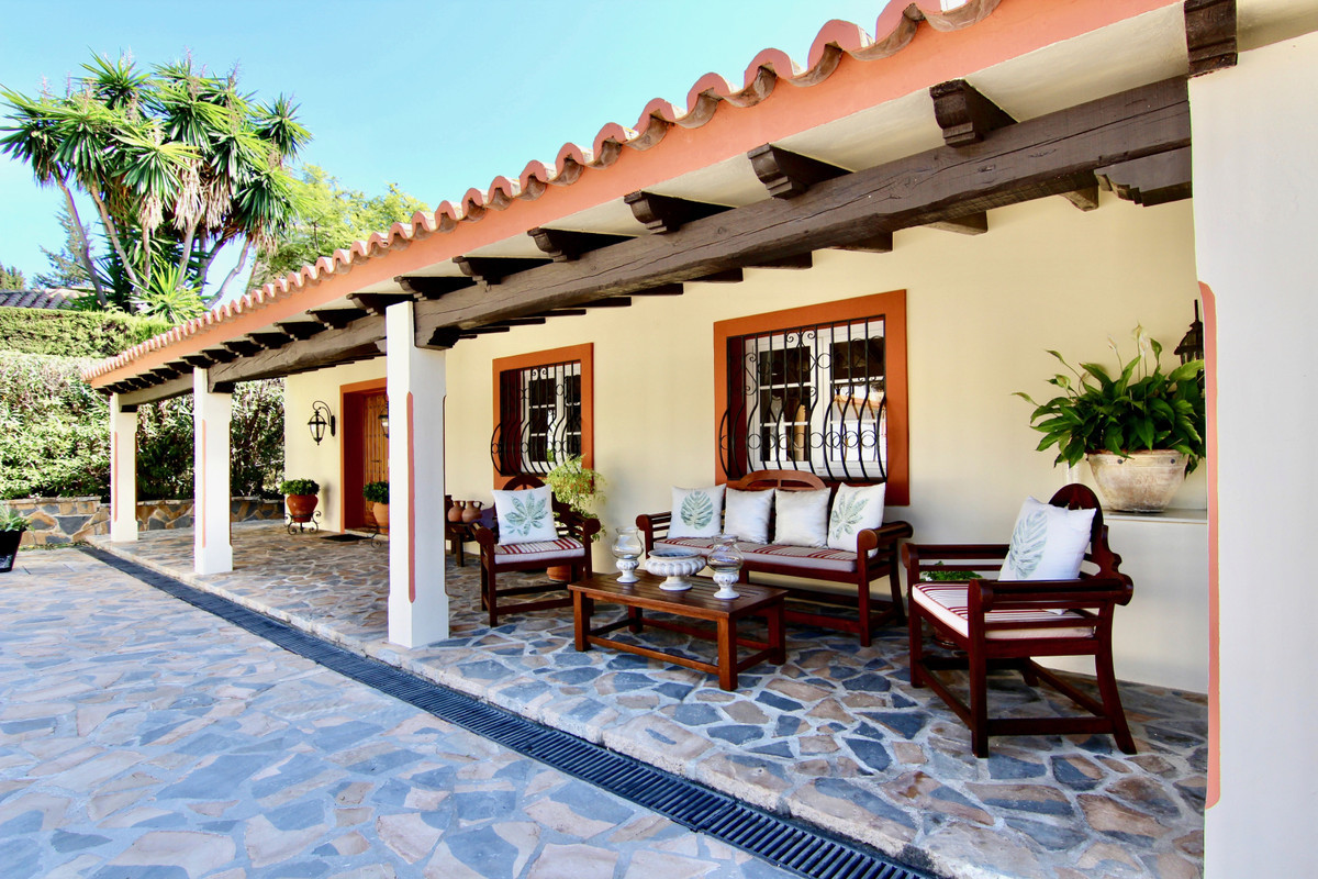 Beautiful south-facing, Andalusian-style villa, built on one level and enjoying a large entrance patio