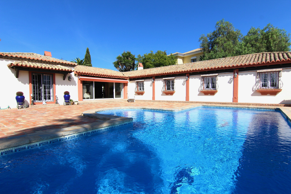 Beautiful south-facing, Andalusian-style villa, built on one level and enjoying a large entrance patio