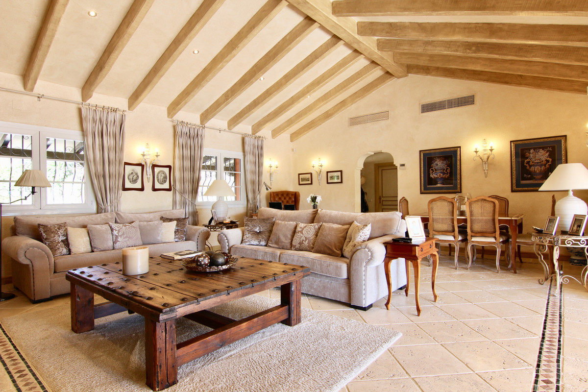 Preciosa villa estilo andaluz con orientación sur, construida en una sola planta y disfrutando de un gran patio de entrada
