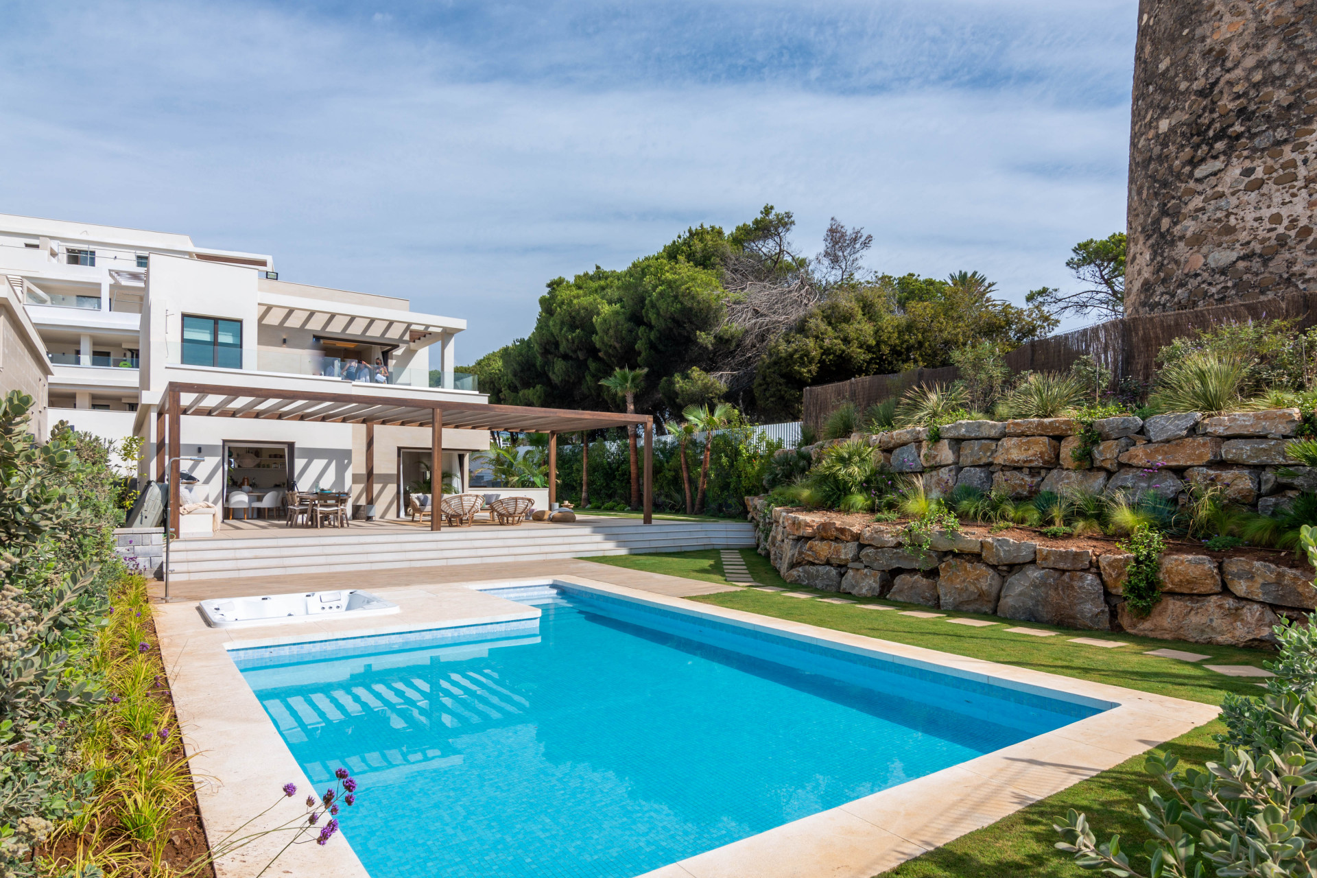 Exclusive frontline beach complex on the New Golden Mile, within 10-12 min drive from the famous Puerto Banús