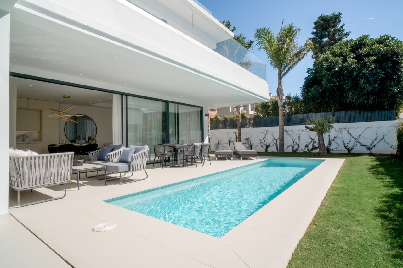 New modern villas located in one of the most luxurious residential areas in Marbella just 100 meters from the beach