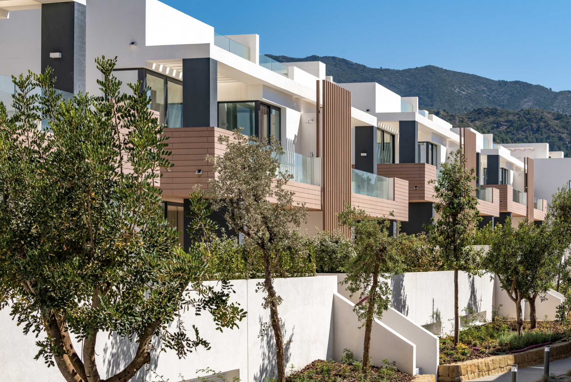 Urbanización cerrada de 22 villas de lujo cerca de playas de calidad Bandera Azul, campos de golf, Puerto Banús y el encantador casco histórico de Marbella