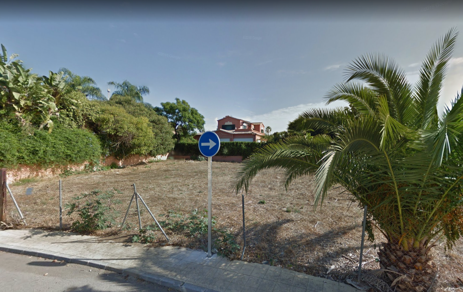 Plot with great villa project with license in place to start building immediately in Guadalmina Baja. Very hot deal!!!