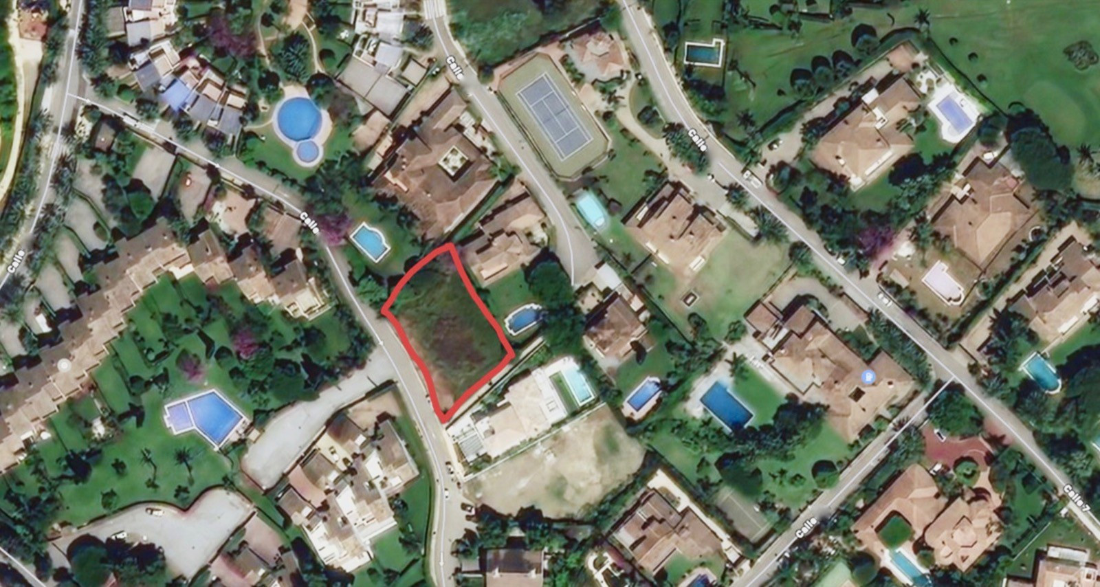 Plot with great villa project with license in place to start building immediately in Guadalmina Baja. Very hot deal!!!