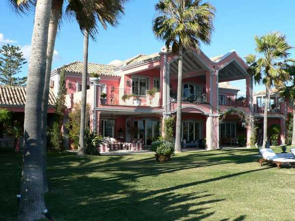 Espectacular villa en primera línea de playa en Casasola-Guadalmina Baja
