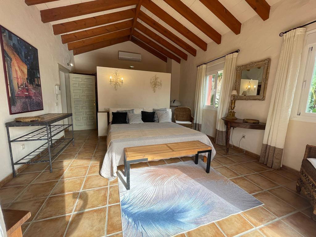 Rustic-style villa designed to be comfortably inhabited by a family walking to the Diana shopping centre and to El Campanario Club