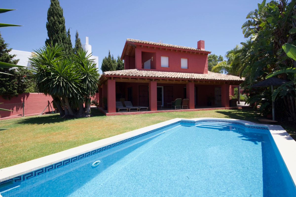 Rustic-style villa designed to be comfortably inhabited by a family walking to the Diana shopping centre and to El Campanario Club