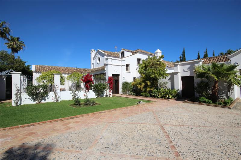 Traditional and elegant Mediterranean style villa close to the sea in Guadalmina Baja