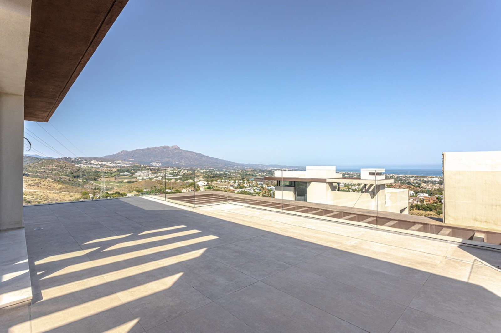 Exceptional boutique project of 13 luxury villas surrounded by Mediterranean gardens and enjoying fabulous panoramic sea views close to some of the best golf courses on the Costa del Sol