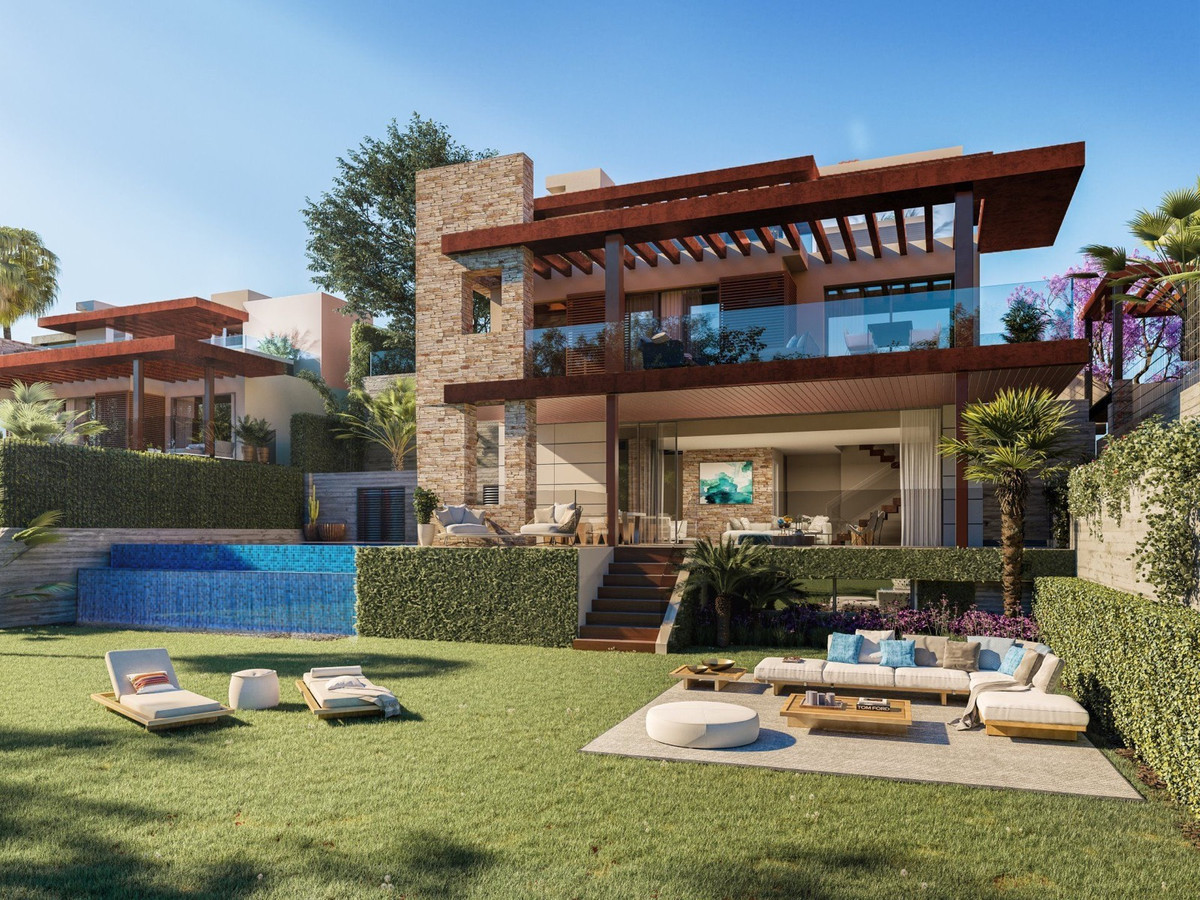 Exceptional boutique project of 13 luxury villas surrounded by Mediterranean gardens and enjoying fabulous panoramic sea views close to some of the best golf courses on the Costa del Sol