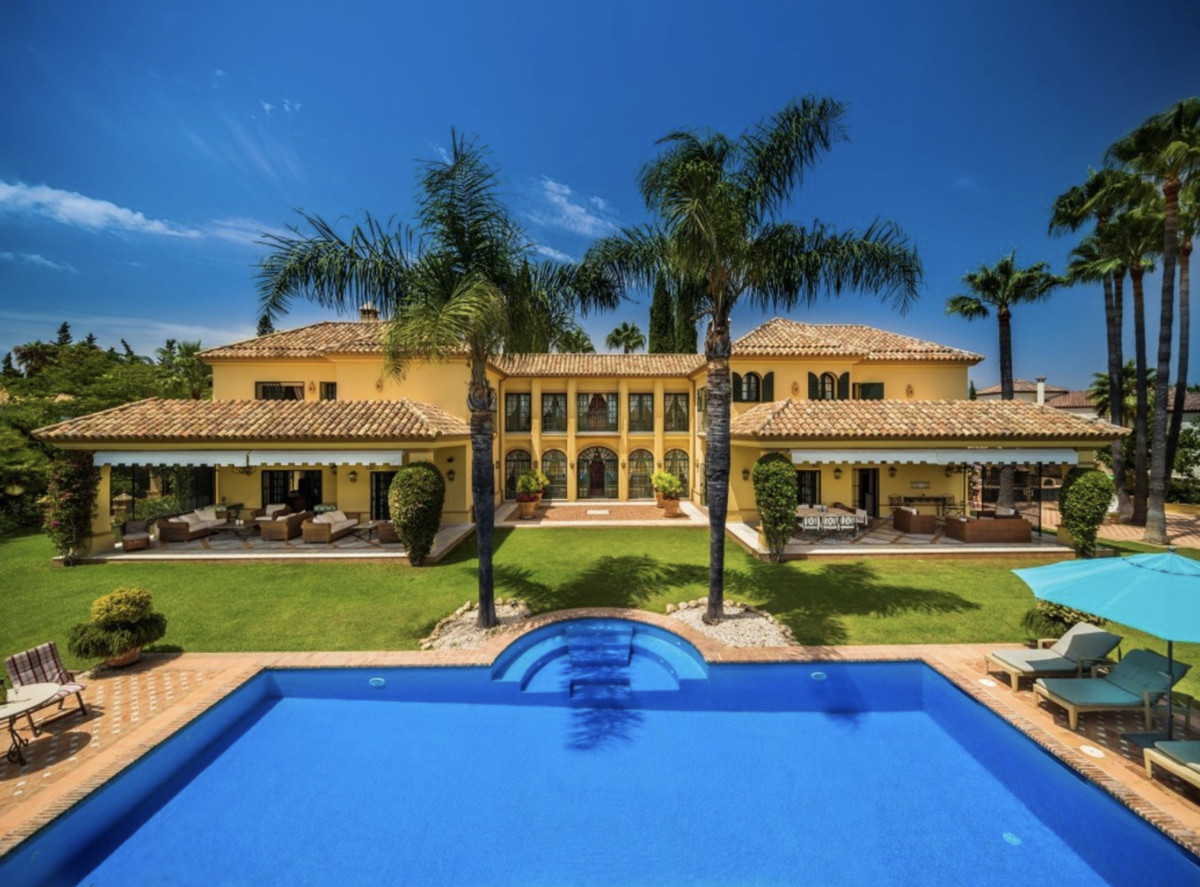 Magnificent villa located in the exclusive area of Guadalmina Baja close to the beach and the shopping centre, with every amenity at hand