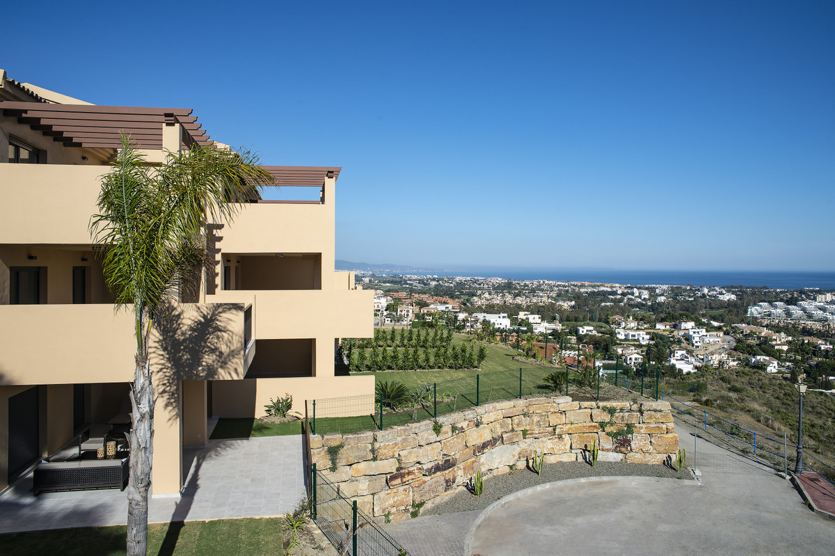 Two and three bedroom, ready to move in units, in the exclusive Hacienda Señorío de Cifuentes complex with breathtaking sea and golf views