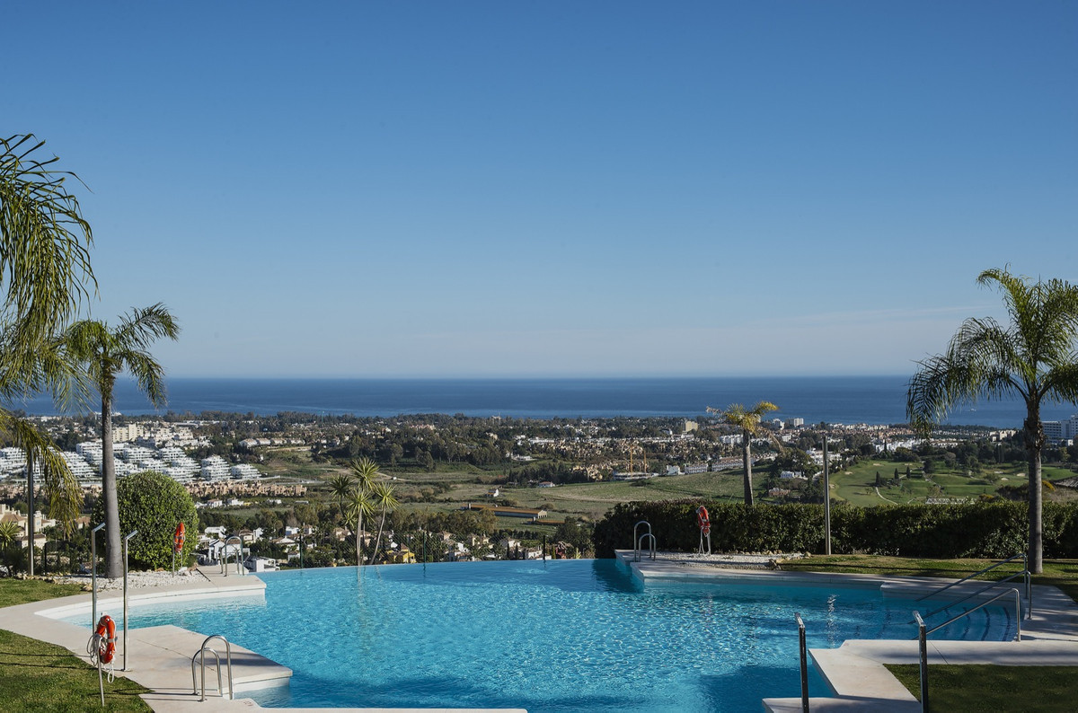 Two and three bedroom, ready to move in units, in the exclusive Hacienda Señorío de Cifuentes complex with breathtaking sea and golf views