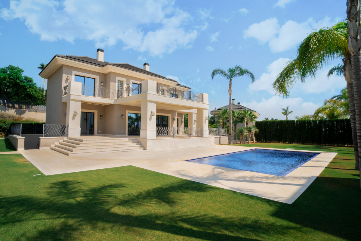 Stunning Villa for Sale in the Prestigious Los Flamingos Residential Area