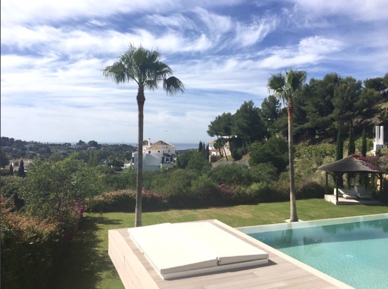Very bright spectacular contemporary villa enjoying a large mature garden and lovely sea views  very well situated at El Paraiso Alto